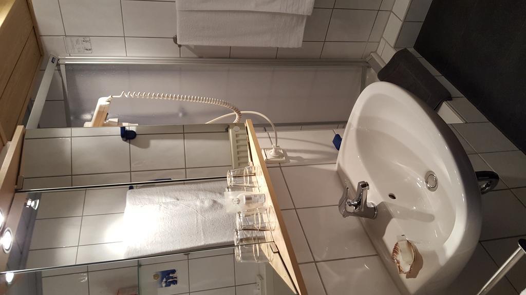 盖斯特豪斯兹姆赫尔斯恩酒店 灵斯海姆 外观 照片